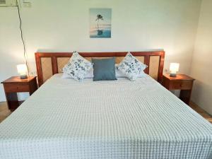 En eller flere senge i et værelse på Villas Flora Bella