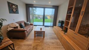 un soggiorno con un divano e un tavolino da caffè di Wallys Auszeit a Grub am Forst