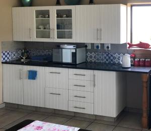 Кухня или мини-кухня в Wilderness Ocean View Cottage
