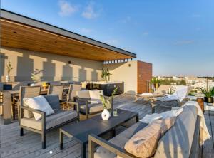 Khu vực ghế ngồi tại Olive Shared Pool Apartments