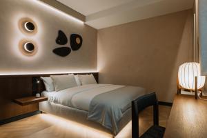 ブカレストにあるホテル トリアノンの壁にパンダの顔が描かれたベッドのある寝室