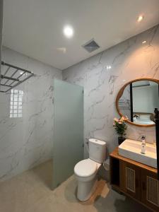 a bathroom with a toilet and a sink at Kariarta Homestay in Cemagi