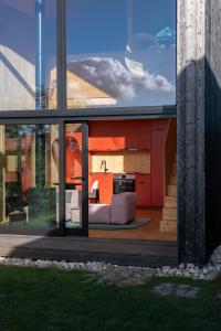 une vue d'une maison à travers une fenêtre dans l'établissement Holi Huus A und B, à Wallen