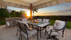 ❤PiH❤ Sunset Breeze Resort Pool Waterslide Passes Included Bikes في وايكولوا: فناء مع طاولة وكراسي وشواية