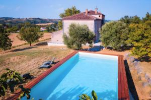 een uitzicht over een zwembad voor een huis bij Casa Lounell, Piscine, Spa, Sauna in Graulhet