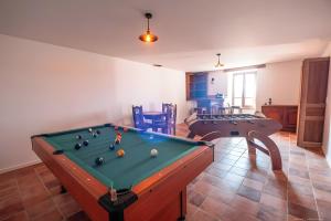 een woonkamer met een pooltafel erin bij Casa Lounell, Piscine, Spa, Sauna in Graulhet