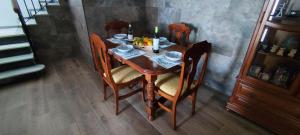 Una mesa de madera con sillas y comida encima. en Casa Rural Emma, en Zuheros