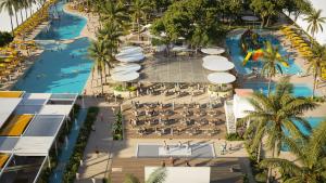 een bovenaanzicht van een zwembad in een resort bij Trendy Perge Resort & Suites in Aksu