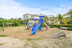 Zona de juegos infantil en Steps To Beach! 4 Condos In 1- Perfect For Groups