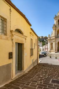 Casa dei Giurati في بالاتسولو أكريدي: مبنى اصفر مع باب على شارع