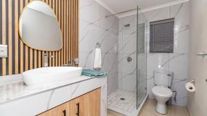 Et badeværelse på Oceanberg apartments + 25 billeder