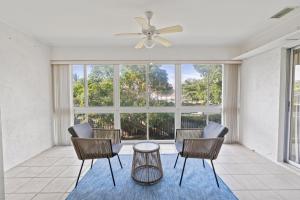 Un lugar para sentarse en Steps To Beach! 4 Condos In 1- Perfect For Groups