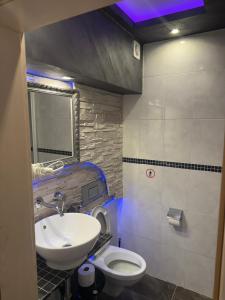 Leonardo's Sweet Hotel في Tappenbeck: حمام مع حوض ومرحاض