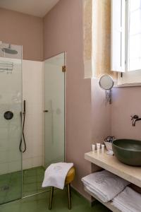 Casa dei Giurati في بالاتسولو أكريدي: حمام مع حوض ودش