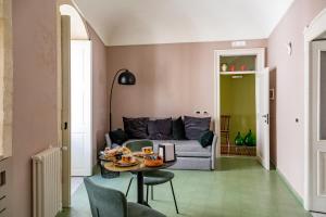 Casa dei Giurati في بالاتسولو أكريدي: غرفة معيشة بها أريكة وطاولة +40 صورة