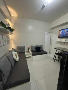 TV a/nebo společenská místnost v ubytování Naga City River View 1BR U1 Apartment + 25 fotografií