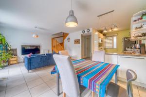 a kitchen and dining room with a table and chairs at Bright house ideal for exploring Bordeaux in Bordeaux