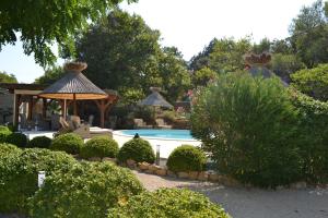 モルナスにあるLe Refugeの庭園(スイミングプール、ガゼボ付)