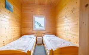 Un pat sau paturi într-o cameră la MożeMorze? Ośrodek Domków Letniskowych