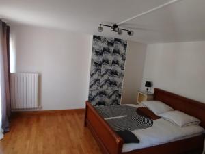 une chambre avec un lit dans une pièce dans l'établissement Les Gîtes Chez Léo, à Bar-sur-Aube