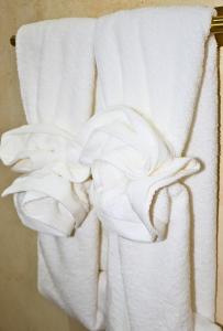 マラケシュにあるRiad Lilou Marrakechのタオル掛けに掛けられたタオル