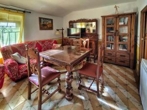Casa Quevedo في سلامنكا: غرفة معيشة مع طاولة وكراسي خشبية
