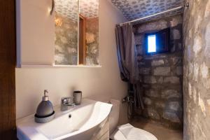 Ванная комната в Taenarioum antico +41 фотография