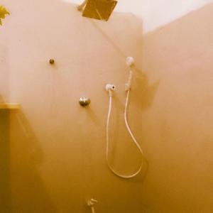 Ένα μπάνιο στο Margosa Guesthouse