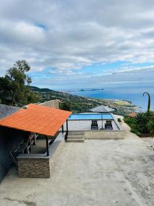 una casa con techo naranja y piscina en Madeira Sunrise Villa, en Gaula