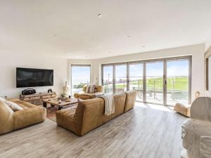 een grote woonkamer met banken en een televisie bij 3 Bed in Blyth oc-87734 in Blythe