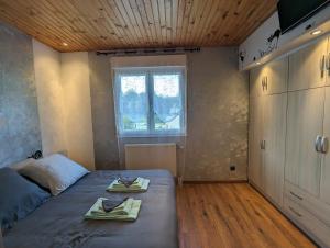 Un dormitorio con una cama con dos toallas encima. en Chambre d'hôtes du Savernay, en Chantraine