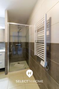 eine Dusche mit Glastür im Badezimmer in der Unterkunft SELECT'soHOME - Résidence Le Poséidon - Piscine & Parking - Appartement pour 4 personnes - POS03 in Bormes-les-Mimosas