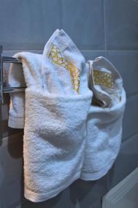 マラケシュにあるRiad Lilou Marrakechのタオル掛けに掛けられた2枚の白いタオル