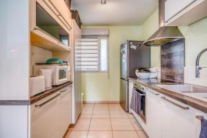 a kitchen with a sink and a microwave at Bright house ideal for exploring Bordeaux in Bordeaux +14 photos