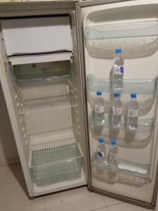 ポメロデにあるCanto dos Pássarosのオープン冷蔵庫(ボトル入り飲料水付)