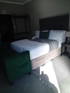 En eller flere senge i et værelse på DHALI COUNTRY house + 3 billeder