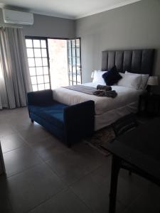 En eller flere senge i et værelse på DHALI COUNTRY house