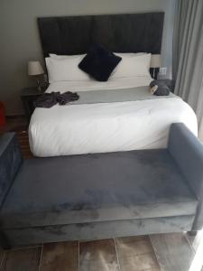 En eller flere senge i et værelse på DHALI COUNTRY house