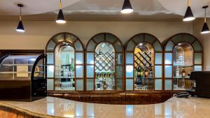 Un bar con un montón de ventanas de cristal. en Sahary Pyramids View Hotel, en Giza