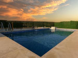 Una piscina con una puesta de sol al fondo en Sahary Pyramids View Hotel, en Giza