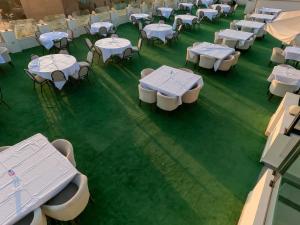 Una vista aérea de mesas y sillas sobre un piso verde. en Sahary Pyramids View Hotel, en Giza