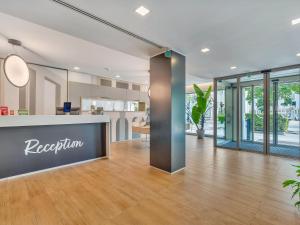 um lobby de uma casa com um balcão de recepção em B&B HOTEL Milano Portello em Milão