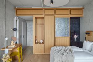 Ένα ή περισσότερα κρεβάτια σε δωμάτιο στο Locke at East Side Gallery