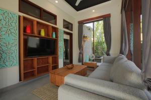 Μια τηλεόραση ή/και κέντρο ψυχαγωγίας στο Indira villa +15 φωτογραφίες