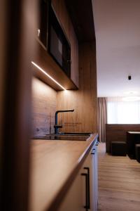 Η κουζίνα ή μικρή κουζίνα στο LH Suites Aparthotel - NEW since 2025