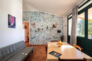 een woonkamer met een tafel en een bank bij Domus de Goene in Loceri