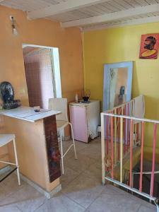 a room with a counter and a kitchen with a refrigerator at Studio charmant près de Pointe-à-Pitre 50 m² avec balcon in Pointe-à-Pitre