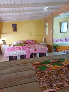 a room with two beds and a table in it at Studio charmant près de Pointe-à-Pitre 50 m² avec balcon in Pointe-à-Pitre