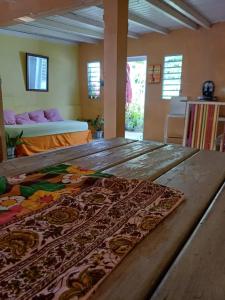 a wooden table with a rug on it in a room at Studio charmant près de Pointe-à-Pitre 50 m² avec balcon in Pointe-à-Pitre