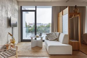 Χώρος καθιστικού στο Locke at East Side Gallery